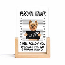 Charger l'image dans la galerie, Veilleuse en acrylique (base inclinée d'une seule couleur) personnalisé avec photo texte prénom