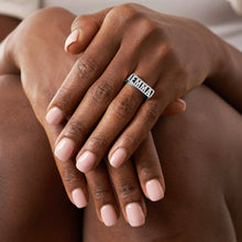 Charger l'image dans la galerie, Homme Bague "Hollowed Out" évidée J0007 personnalisée gravé avec prénom texte