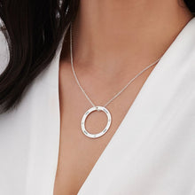 Charger l'image dans la galerie, Collier Circle en argent sterling avec zircons cubique pour femme gravure personnalisé avec prénom texte
