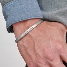 Charger l'image dans la galerie, Bracelet Ouvert Simple en argent pour hommes S0046 gravé personnalisé avec texte prénom