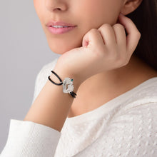 Charger l'image dans la galerie, Bracelet pieds de bébé en cuir et argent S0034 gravé personnalisé avec texte prénom