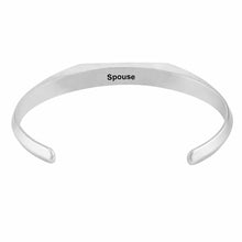 Charger l'image dans la galerie, Bracelet de conception de manchette étroite pour hommes gravé personnalisé avec texte prénom