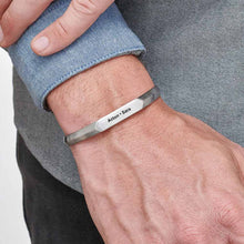 Charger l'image dans la galerie, Bracelet de conception de manchette étroite pour hommes gravé personnalisé avec texte prénom