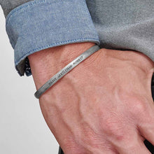 Charger l'image dans la galerie, Bracelet de manchette jonc S0033 pour hommes gravé personnalisé avec texte prénom