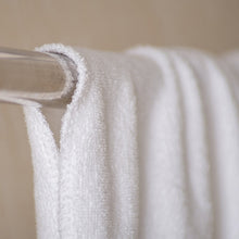 Charger l'image dans la galerie, Serviette de bain / Linge de bain personnalisée avec photo prénom texte 70x140cm