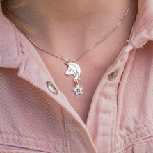 Charger l'image dans la galerie, Collier licorne pendentif pour fille X0043 gravure personnalisé avec lettre