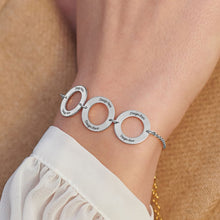 Charger l'image dans la galerie, Bracelet trois anneaux S0041 avec pendentif 3 cercles gravé personnalisé avec texte prénom