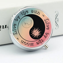 Charger l&#39;image dans la galerie, Pilulier Rond Personnalisé avec Photo | Boîte à Pilules Design
