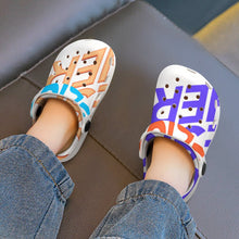 Charger l&#39;image dans la galerie, Chaussures enfant à trous personnalisé avec photo texte prénom

