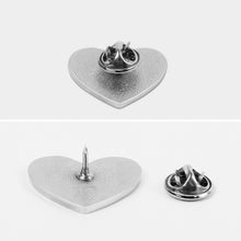 Charger l'image dans la galerie, Pin's Cœur Personnalisé en Métal | Broche Photo Romantique
