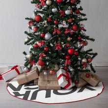 Charger l&#39;image dans la galerie, Jupe de sapin de Noël (bordure rouge) (images différentes des deux côtés) personnalisée avec prénom motif texte
