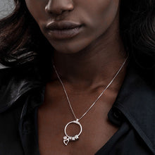 Charger l&#39;image dans la galerie, Collier chaîne pendentif cercle avec feuille et pendentif X0091 gravure personnalisé avec prénom texte
