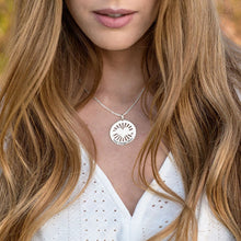 Charger l&#39;image dans la galerie, Collier Pendentif Rond Coeur Gravé X0082 pour femme gravure personnalisé avec texte / prénom
