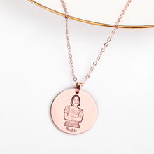 Charger l&#39;image dans la galerie, Collier Photo commémoratif rond en acier au titane pour femmes hommes couples gravure personnalisé avec photo image texte prénom
