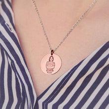 Charger l&#39;image dans la galerie, Collier Photo commémoratif rond en acier au titane pour femmes hommes couples gravure personnalisé avec photo image texte prénom
