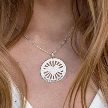 Charger l&#39;image dans la galerie, Collier Pendentif Rond Coeur Gravé X0082 pour femme gravure personnalisé avec texte / prénom
