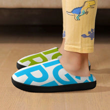 Charger l&#39;image dans la galerie, Chaussons maison en flanelle pour enfants (filles + garçons) avec semelle en caoutchouc personnalisé avec photo texte prénom
