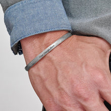 Charger l&#39;image dans la galerie, Bracelet de manchette jonc S0033 pour hommes gravé personnalisé avec texte prénom
