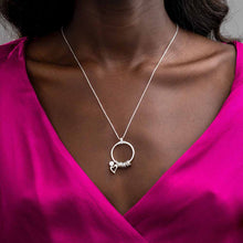 Charger l&#39;image dans la galerie, Collier chaîne pendentif cercle avec feuille et pendentif X0091 gravure personnalisé avec prénom texte
