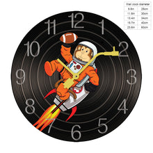 Charger l&#39;image dans la galerie, Horloge murale en bois en forme de record / disque / album personnalisée avec photo motif logo texte
