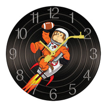 Charger l&#39;image dans la galerie, Horloge murale en bois en forme de record / disque / album personnalisée avec photo motif logo texte

