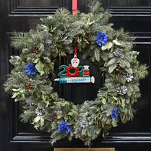 Charger l&#39;image dans la galerie, Décoration/ornement de Noël de poupée avec seringue GY0902041 impression personnalisé avec image motif logo texte
