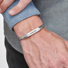 Charger l&#39;image dans la galerie, Bracelet de conception de manchette étroite pour hommes gravé personnalisé avec texte prénom
